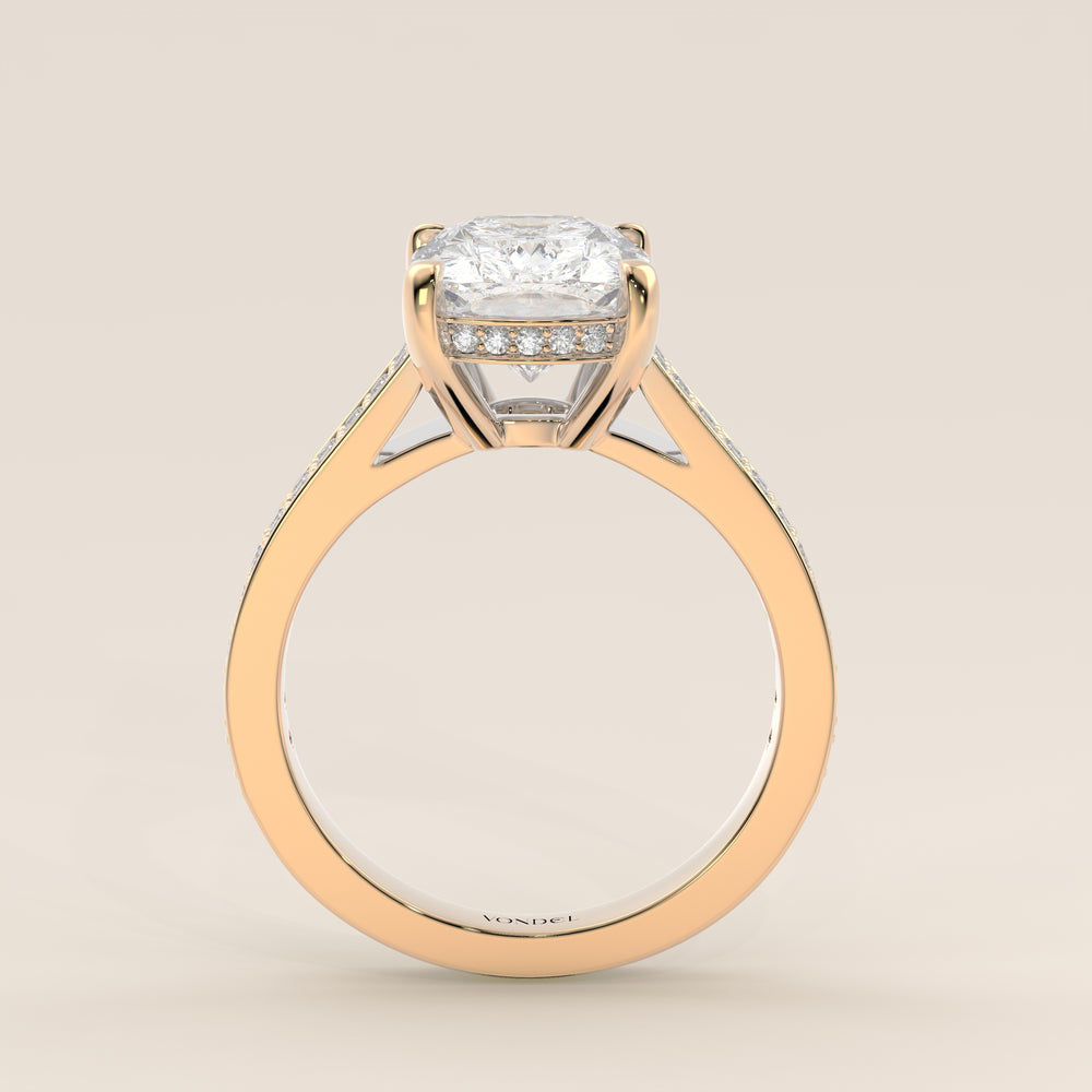 Bague de fiançailles en or jaune, sertie d'un diamant de laboratoire taille coussin allongé, avec un large pavage, serti cathédrale et halo invisible.