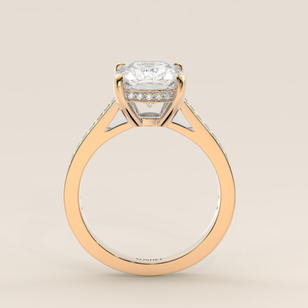 Bague de fiançailles en or jaune, sertie d'un diamant de laboratoire taille coussin allongé, avec un large pavage, serti cathédrale et halo invisible.