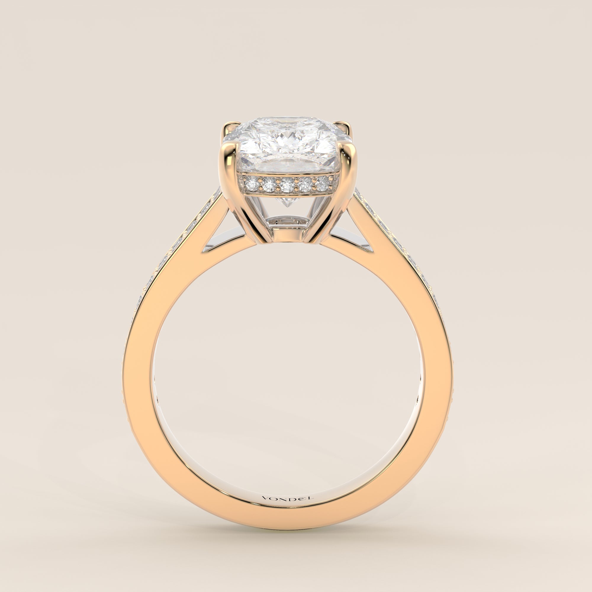 Bague de fiançailles en or jaune, sertie d'un diamant de laboratoire taille coussin allongé, avec un large pavage, serti cathédrale et halo invisible.