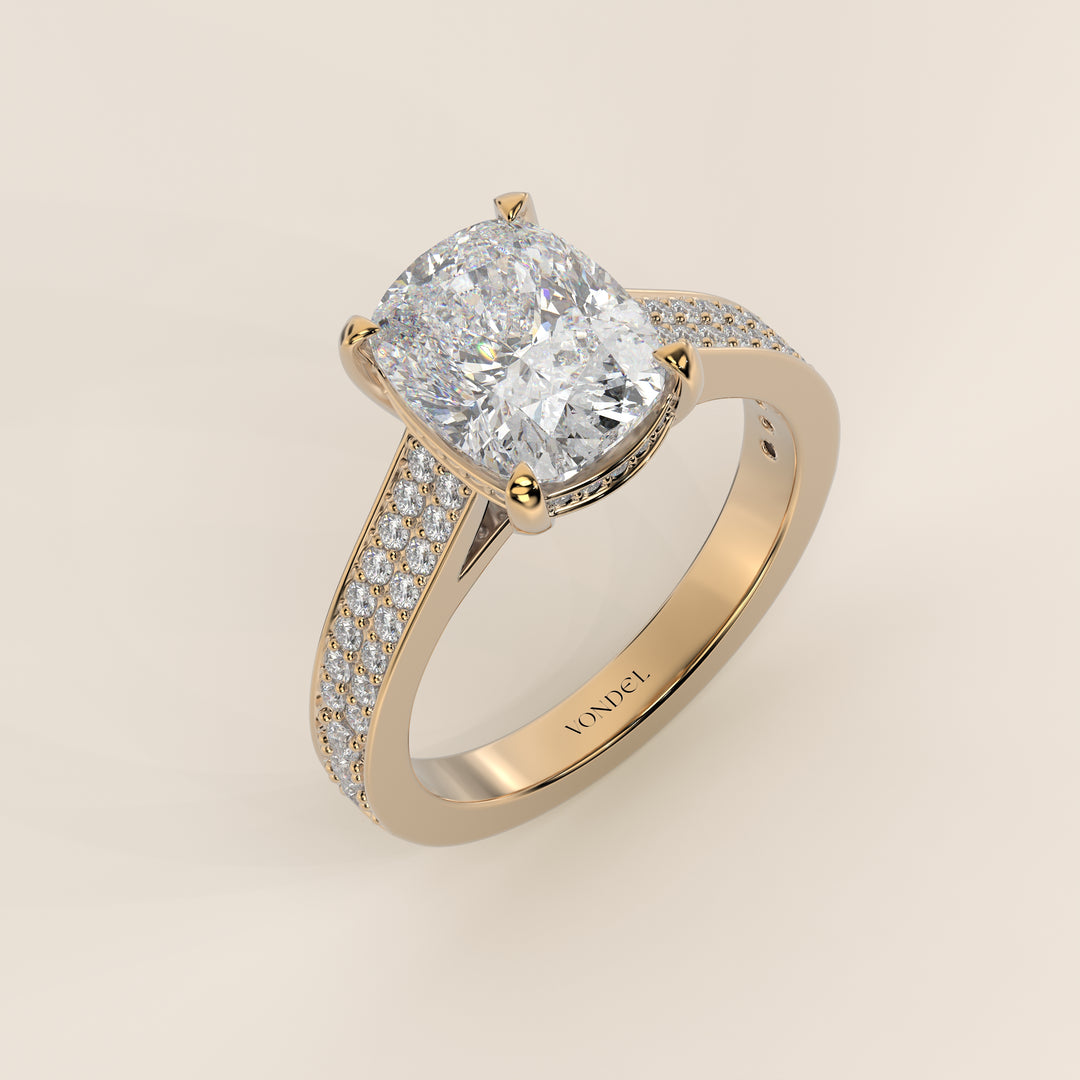 Bague de fiançailles en or jaune, sertie d'un diamant de laboratoire taille coussin allongé, avec un large pavage, serti cathédrale et halo invisible.