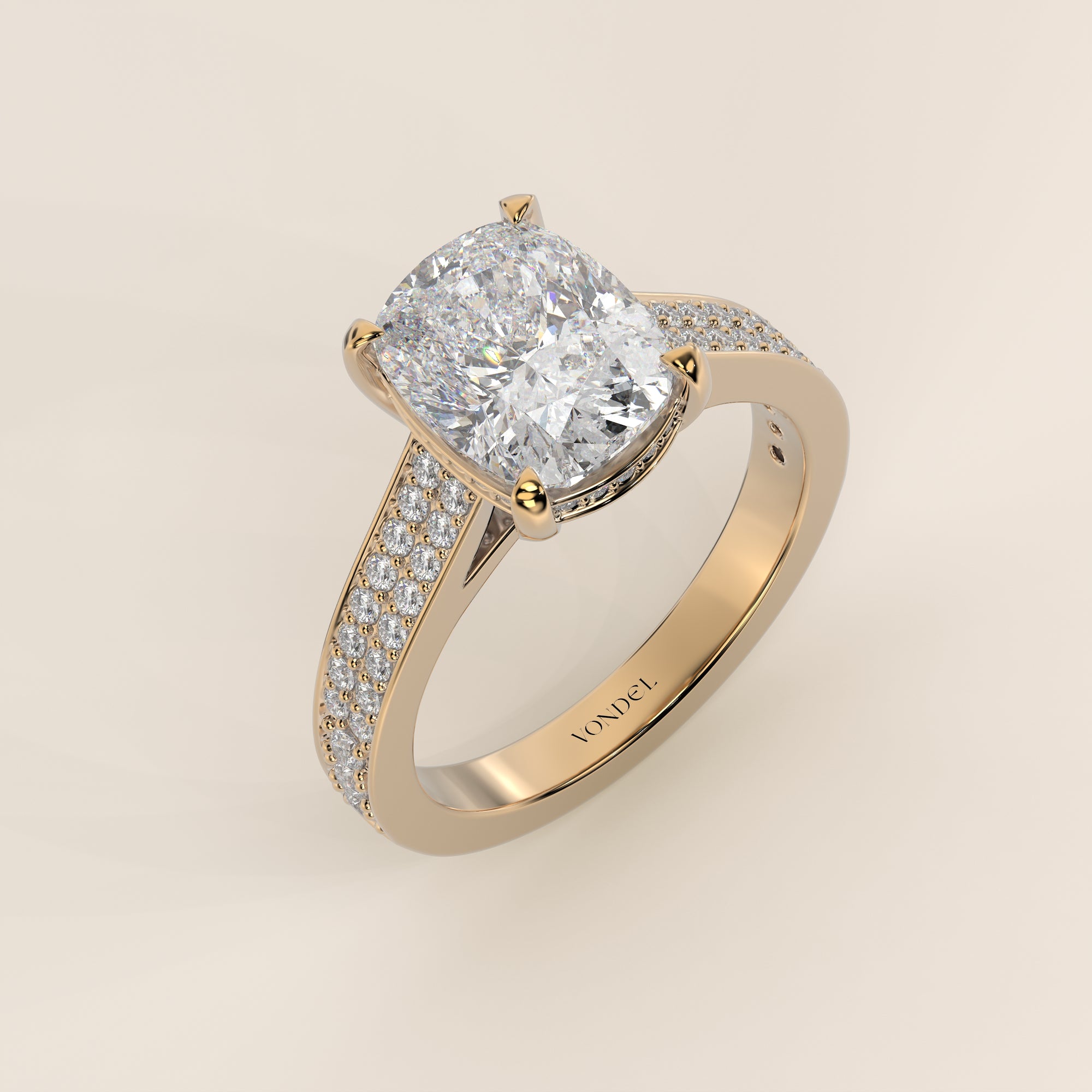 Bague de fiançailles en or jaune, sertie d'un diamant de laboratoire taille coussin allongé, avec un large pavage, serti cathédrale et halo invisible.