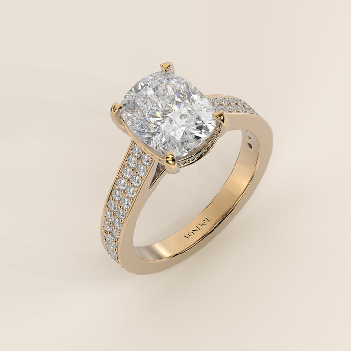 Bague de fiançailles en or jaune, sertie d'un diamant de laboratoire taille coussin allongé, avec un large pavage, serti cathédrale et halo invisible.