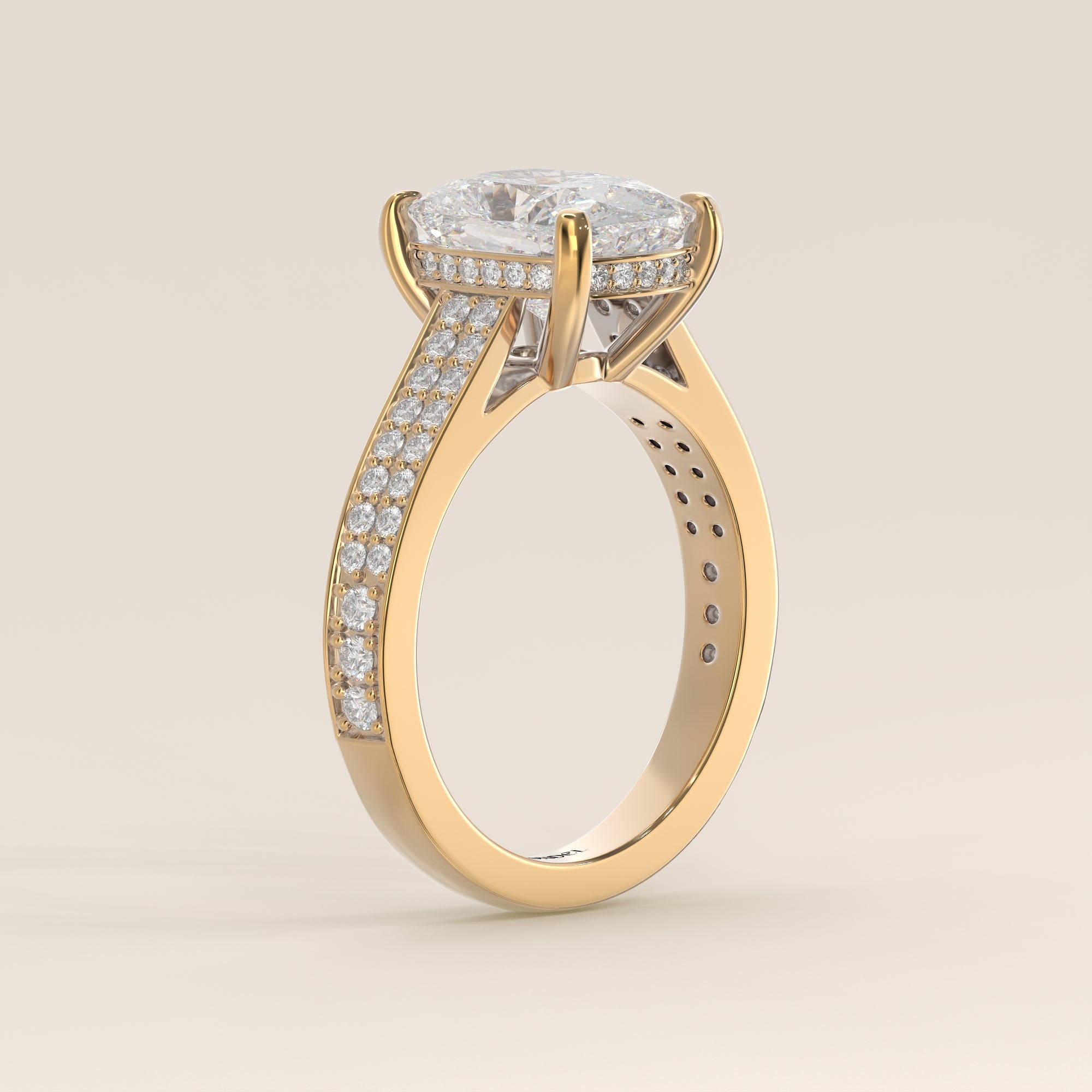 Bague de fiançailles en or jaune, sertie d'un diamant de laboratoire taille coussin allongé, avec un large pavage, serti cathédrale et halo invisible.