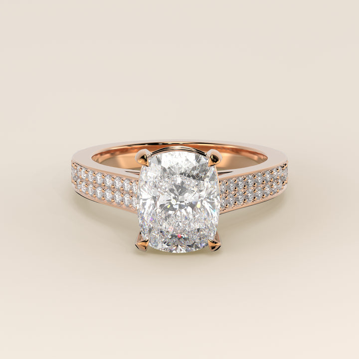 Bague de fiançailles en or rose, sertie d'un diamant de laboratoire taille coussin allongé, avec un large pavage, serti cathédrale et halo invisible.