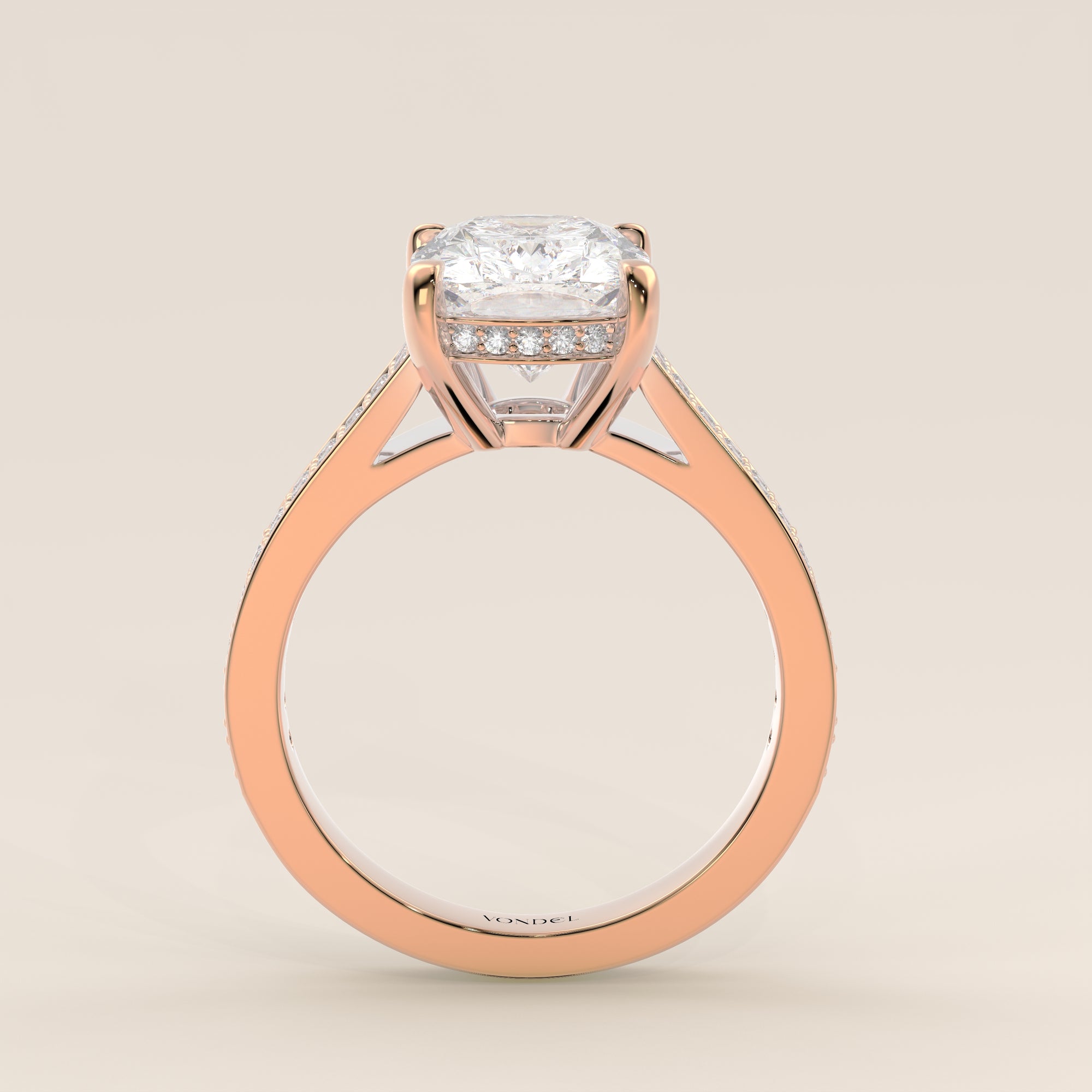 Bague de fiançailles en or rose, sertie d'un diamant de laboratoire taille coussin allongé, avec un large pavage, serti cathédrale et halo invisible.