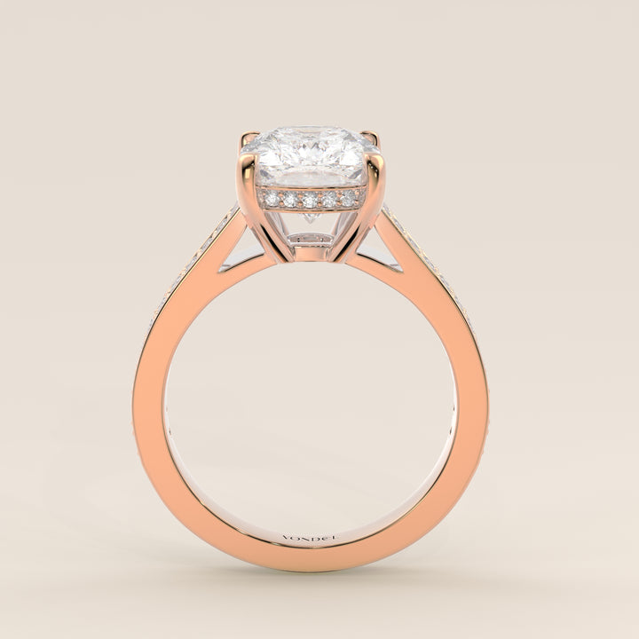 Bague de fiançailles en or rose, sertie d'un diamant de laboratoire taille coussin allongé, avec un large pavage, serti cathédrale et halo invisible.