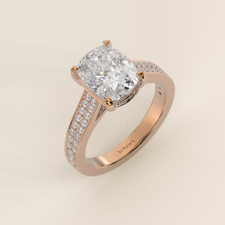 Bague de fiançailles en or rose, sertie d'un diamant de laboratoire taille coussin allongé, avec un large pavage, serti cathédrale et halo invisible.