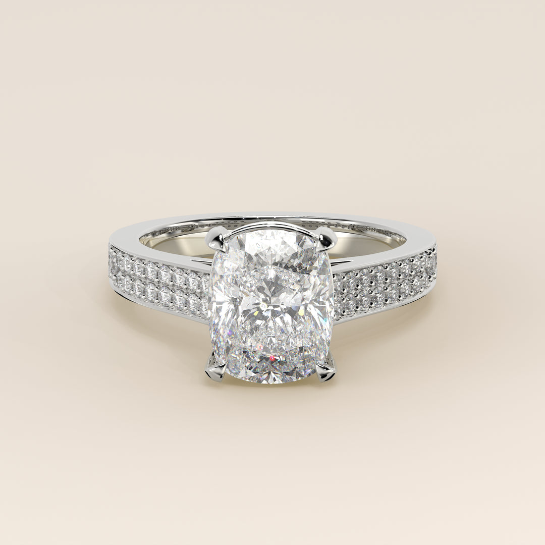 Bague de fiançailles en or blanc, sertie d'un diamant de laboratoire taille coussin allongé, avec un large pavage, serti cathédrale et halo invisible.