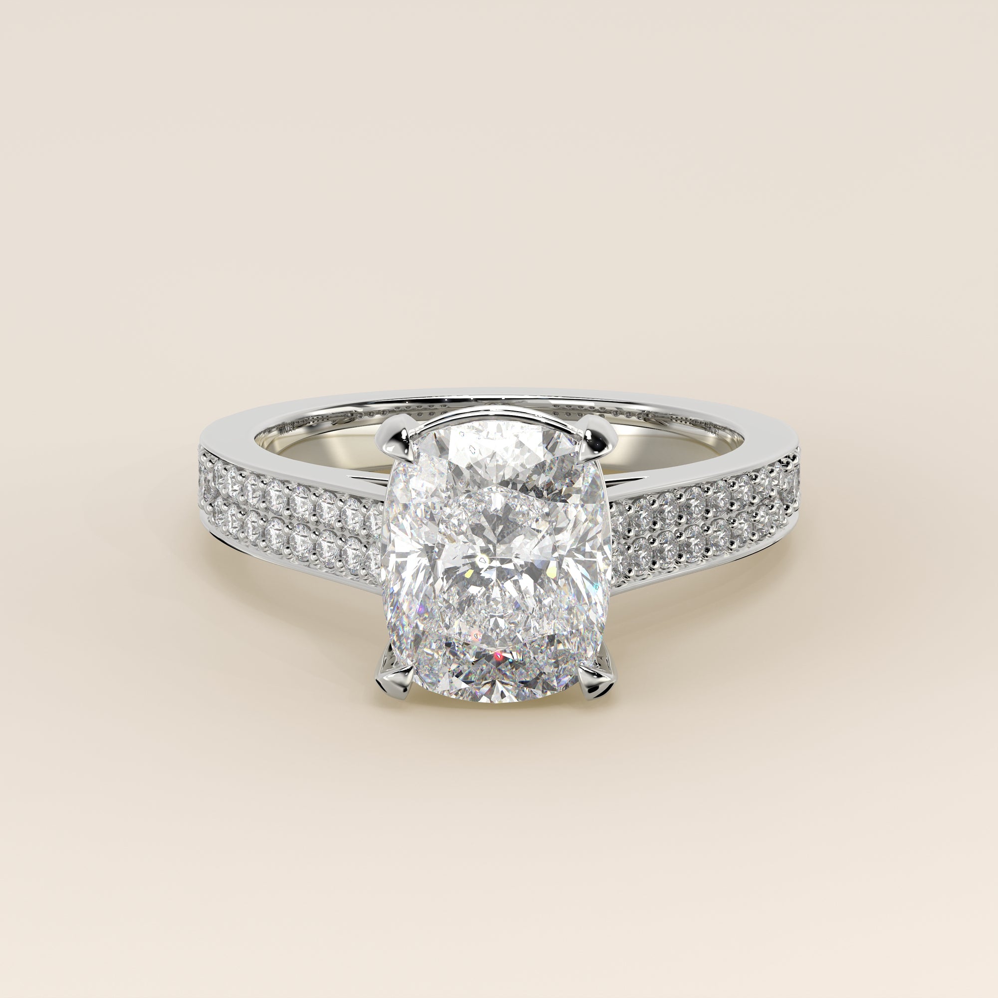 Bague de fiançailles en or blanc, sertie d'un diamant de laboratoire taille coussin allongé, avec un large pavage, serti cathédrale et halo invisible.
