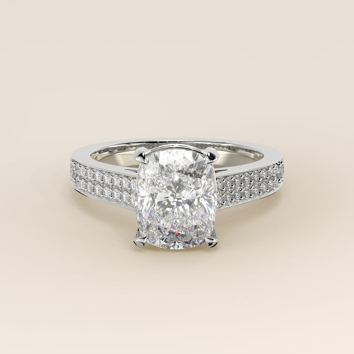 Bague de fiançailles en or blanc, sertie d'un diamant de laboratoire taille coussin allongé, avec un large pavage, serti cathédrale et halo invisible.
