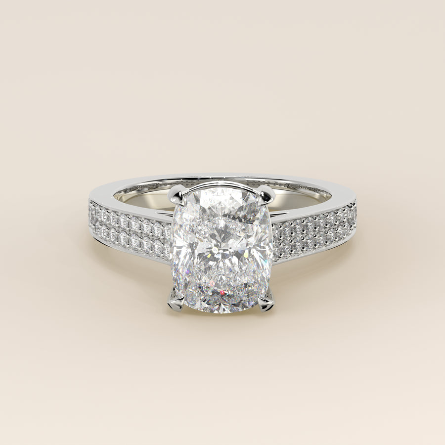 Verlovingsring elongated cushion lab grown diamant met brede pave band, cathedral setting en hidden halo, witgoud