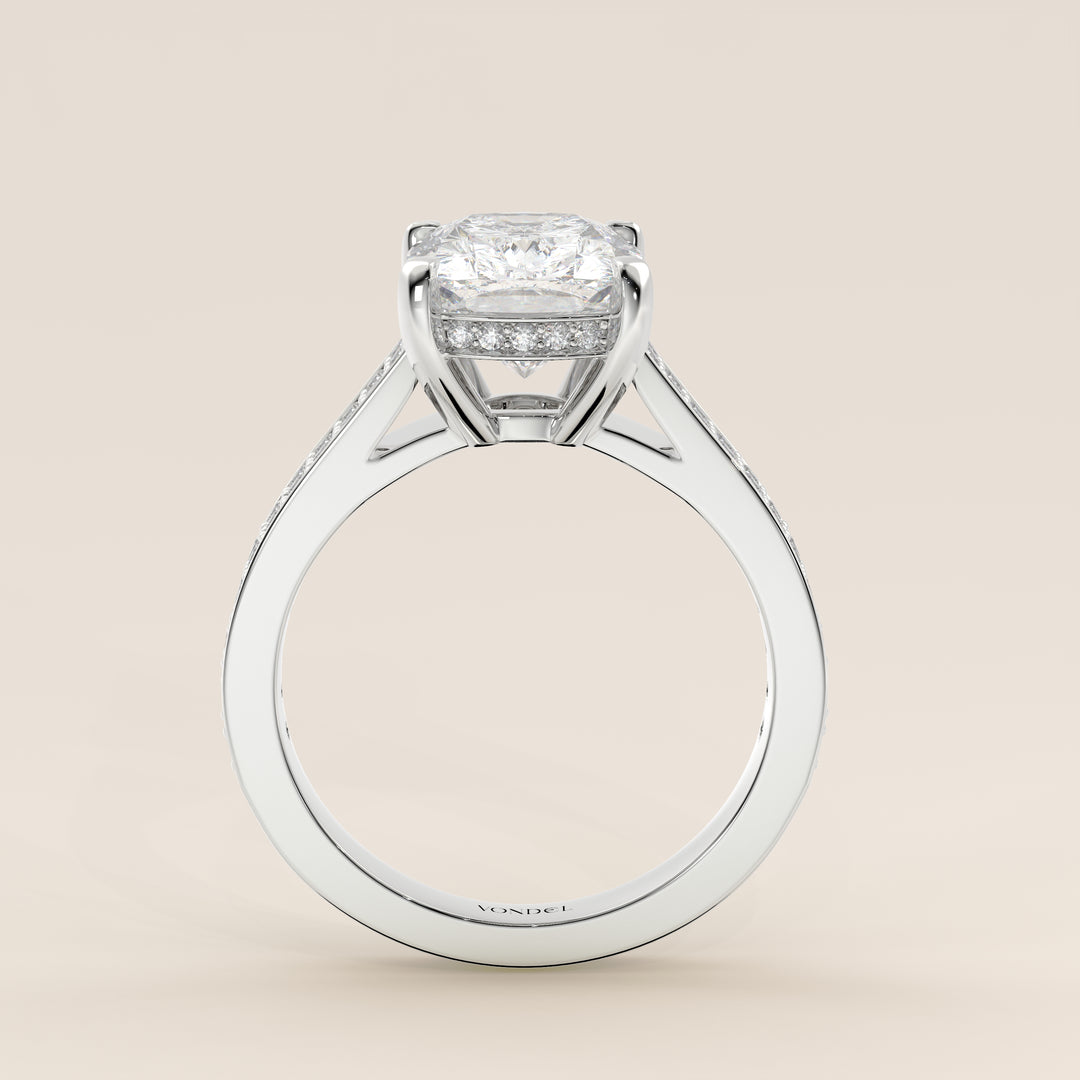 Bague de fiançailles en or blanc, sertie d'un diamant de laboratoire taille coussin allongé, avec un large pavage, serti cathédrale et halo invisible.