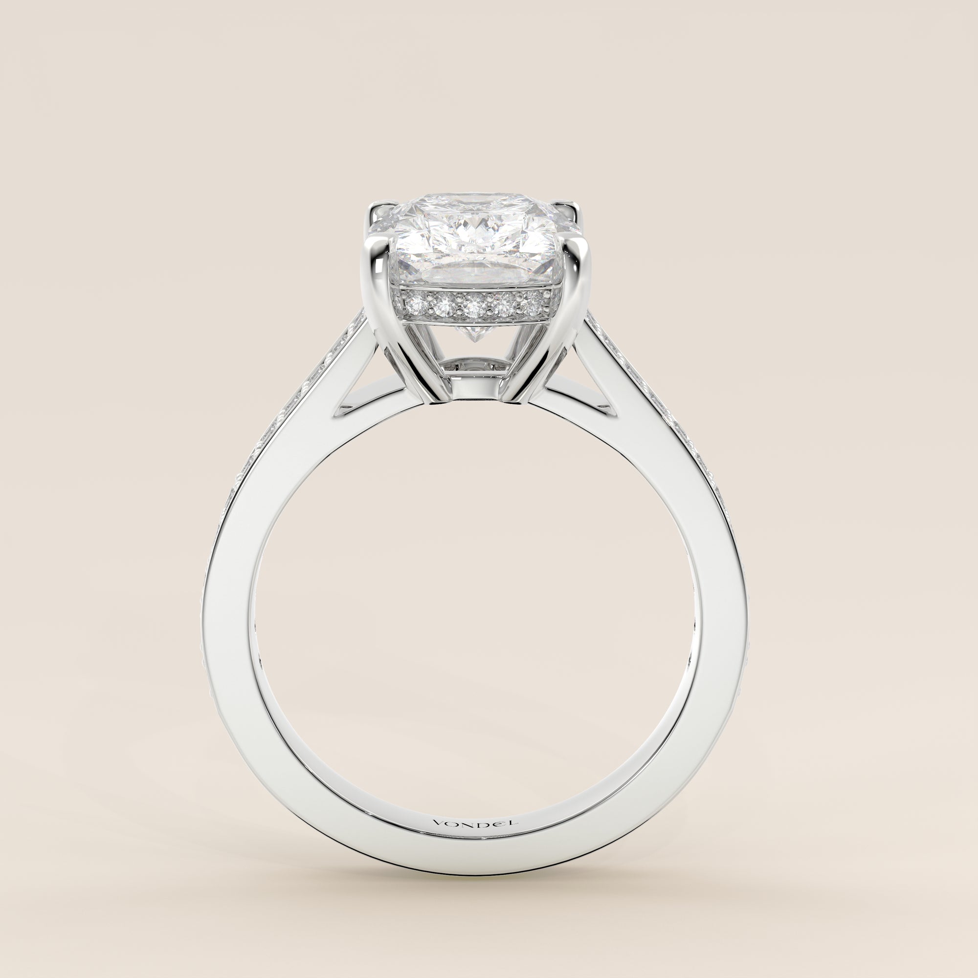 Bague de fiançailles en or blanc, sertie d'un diamant de laboratoire taille coussin allongé, avec un large pavage, serti cathédrale et halo invisible.
