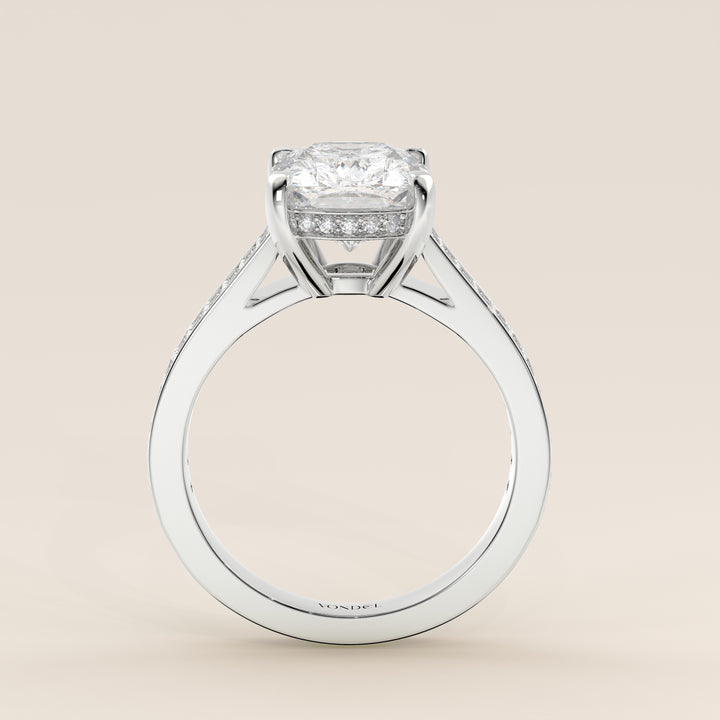 Bague de fiançailles en or blanc, sertie d'un diamant de laboratoire taille coussin allongé, avec un large pavage, serti cathédrale et halo invisible.