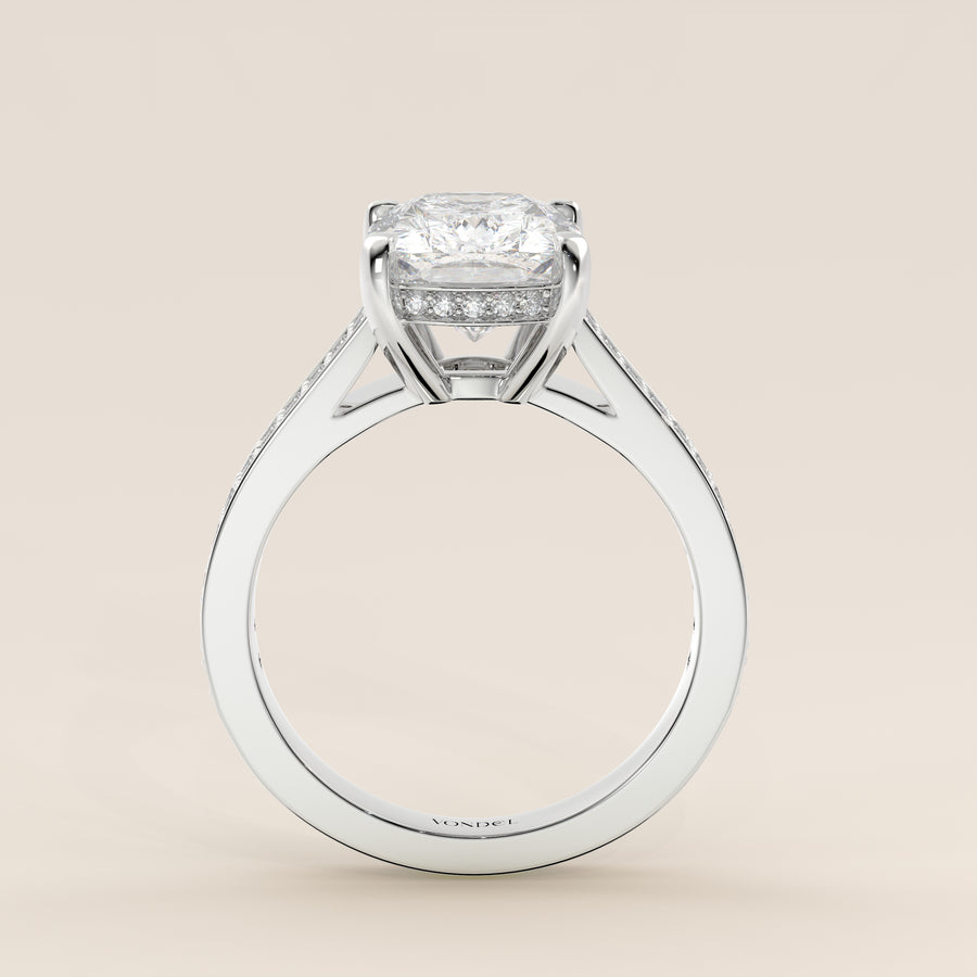 Verlovingsring elongated cushion lab grown diamant met brede pave band, cathedral setting en hidden halo, witgoud