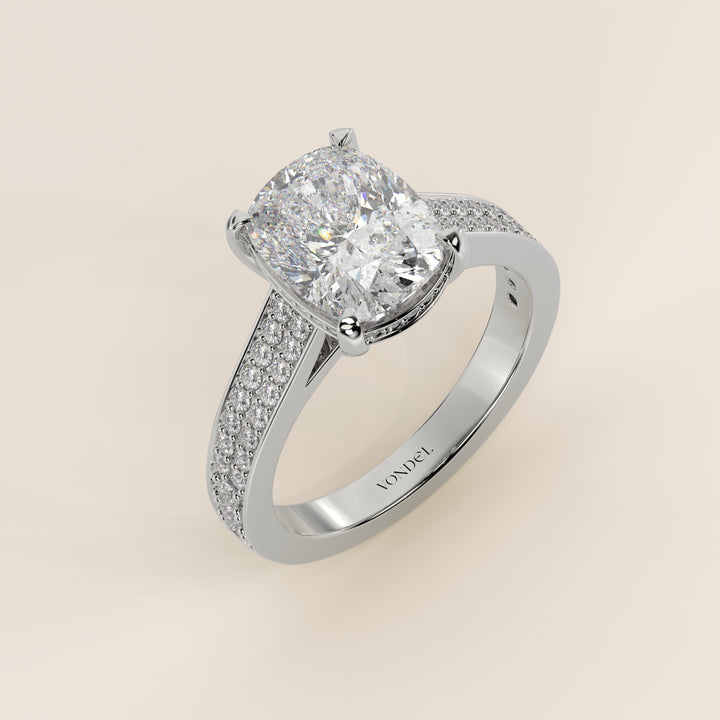 Bague de fiançailles en or blanc, sertie d'un diamant de laboratoire taille coussin allongé, avec un large pavage, serti cathédrale et halo invisible.