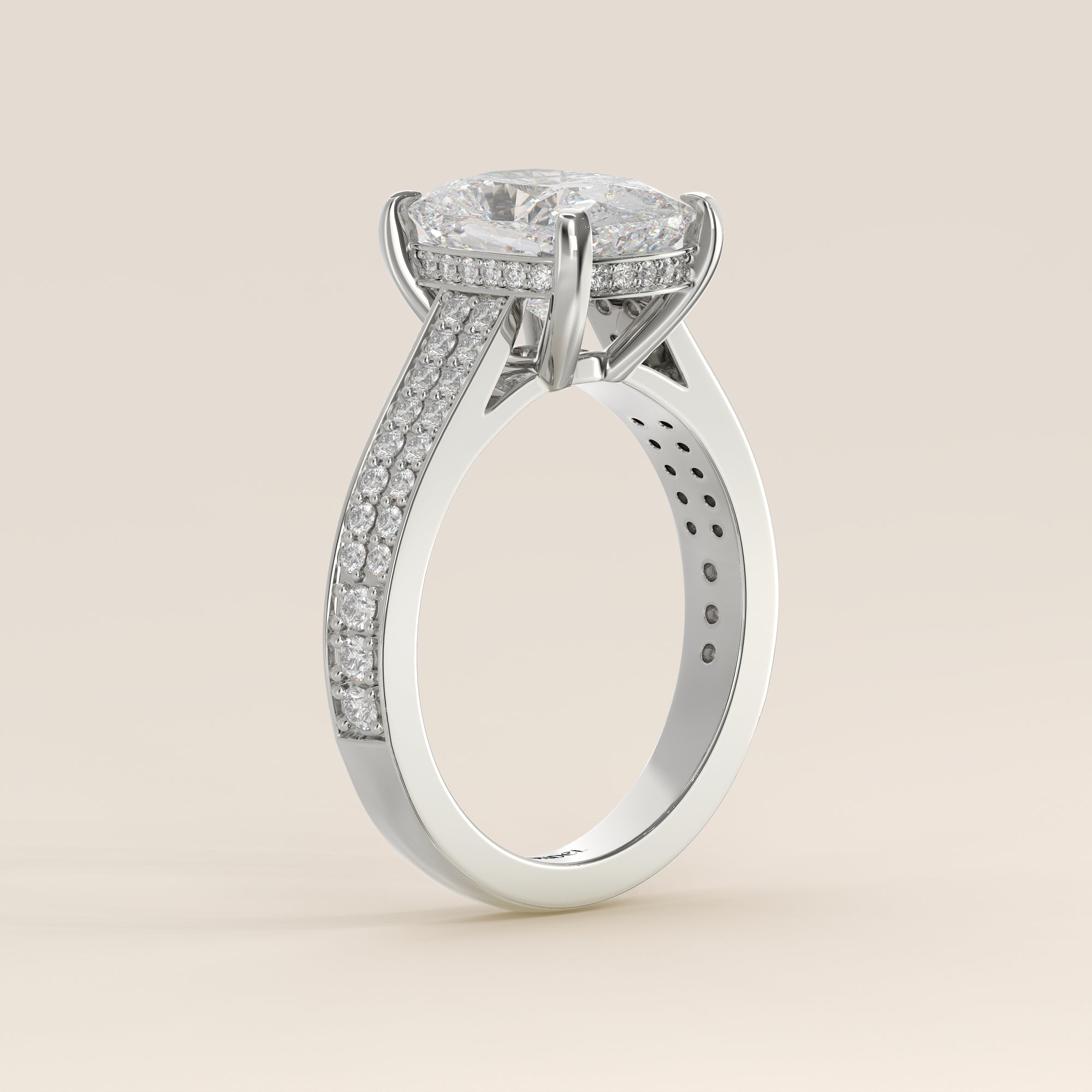 Bague de fiançailles en or blanc, sertie d'un diamant de laboratoire taille coussin allongé, avec un large pavage, serti cathédrale et halo invisible.