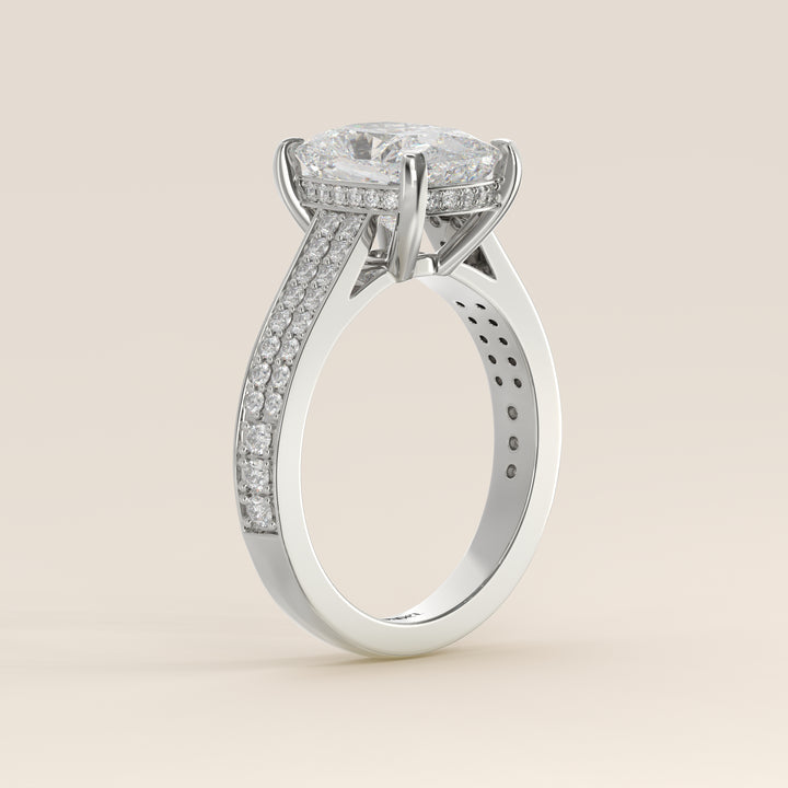 Bague de fiançailles en or blanc, sertie d'un diamant de laboratoire taille coussin allongé, avec un large pavage, serti cathédrale et halo invisible.