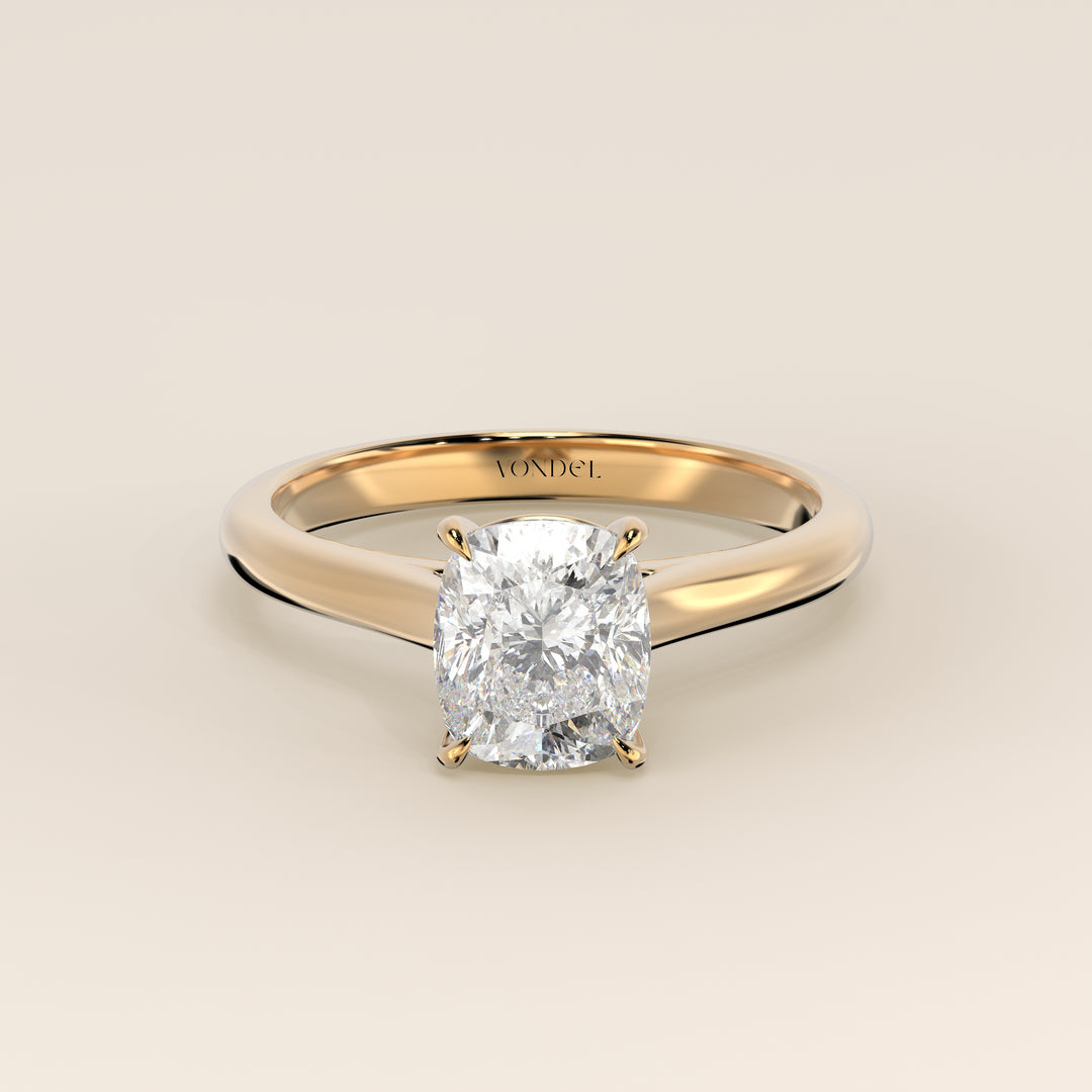 Verlobungsring mit länglichem, kissenförmigem, im Labor gezüchtetem Diamanten in Kathedralenfassung, Gelbgold