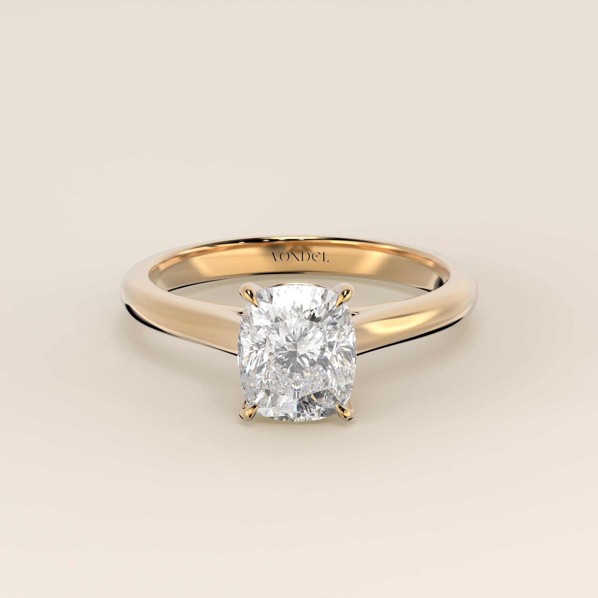 Verlobungsring mit länglichem, kissenförmigem, im Labor gezüchtetem Diamanten in Kathedralenfassung, Gelbgold
