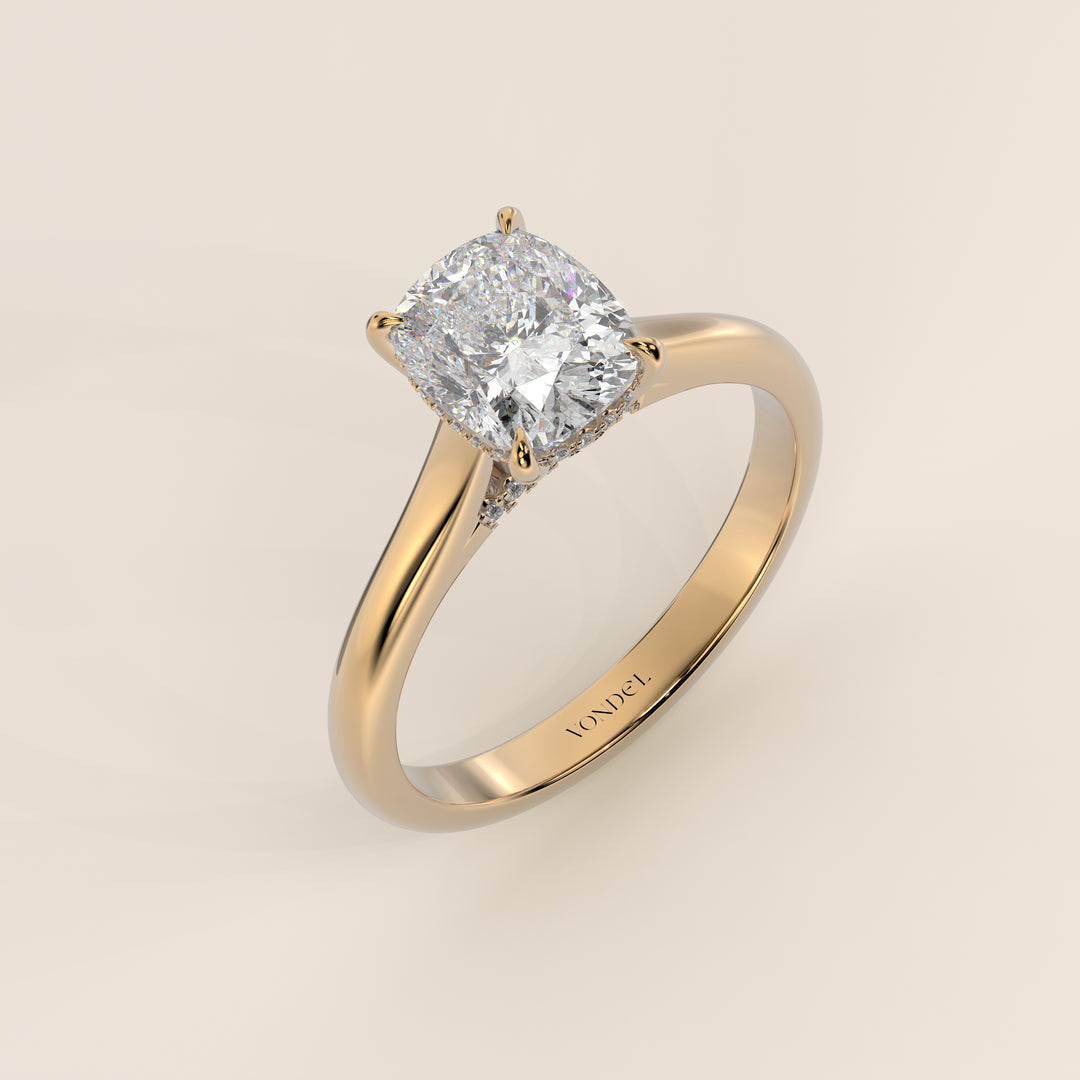 Verlovingsring elongated cushion lab grown diamant met cathedral setting, hidden halo en diamond bridge, geelgoud