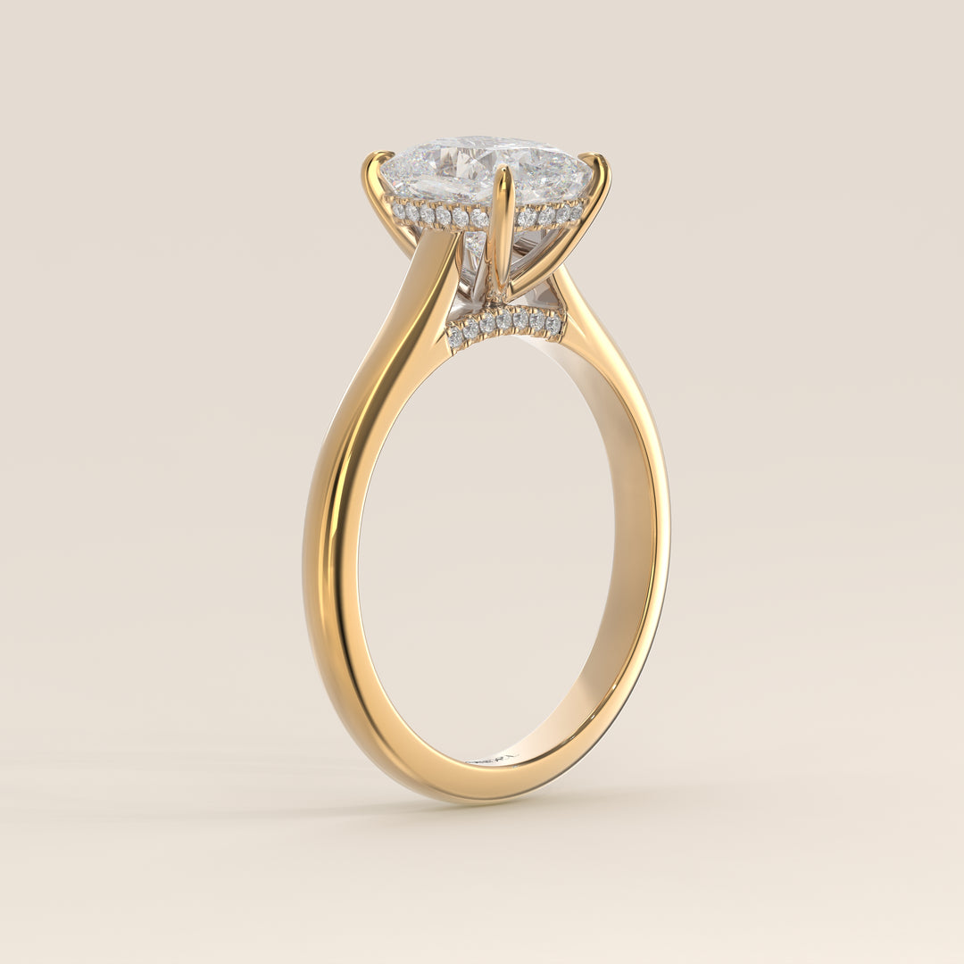 Verlovingsring elongated cushion lab grown diamant met cathedral setting, hidden halo en diamond bridge, geelgoud