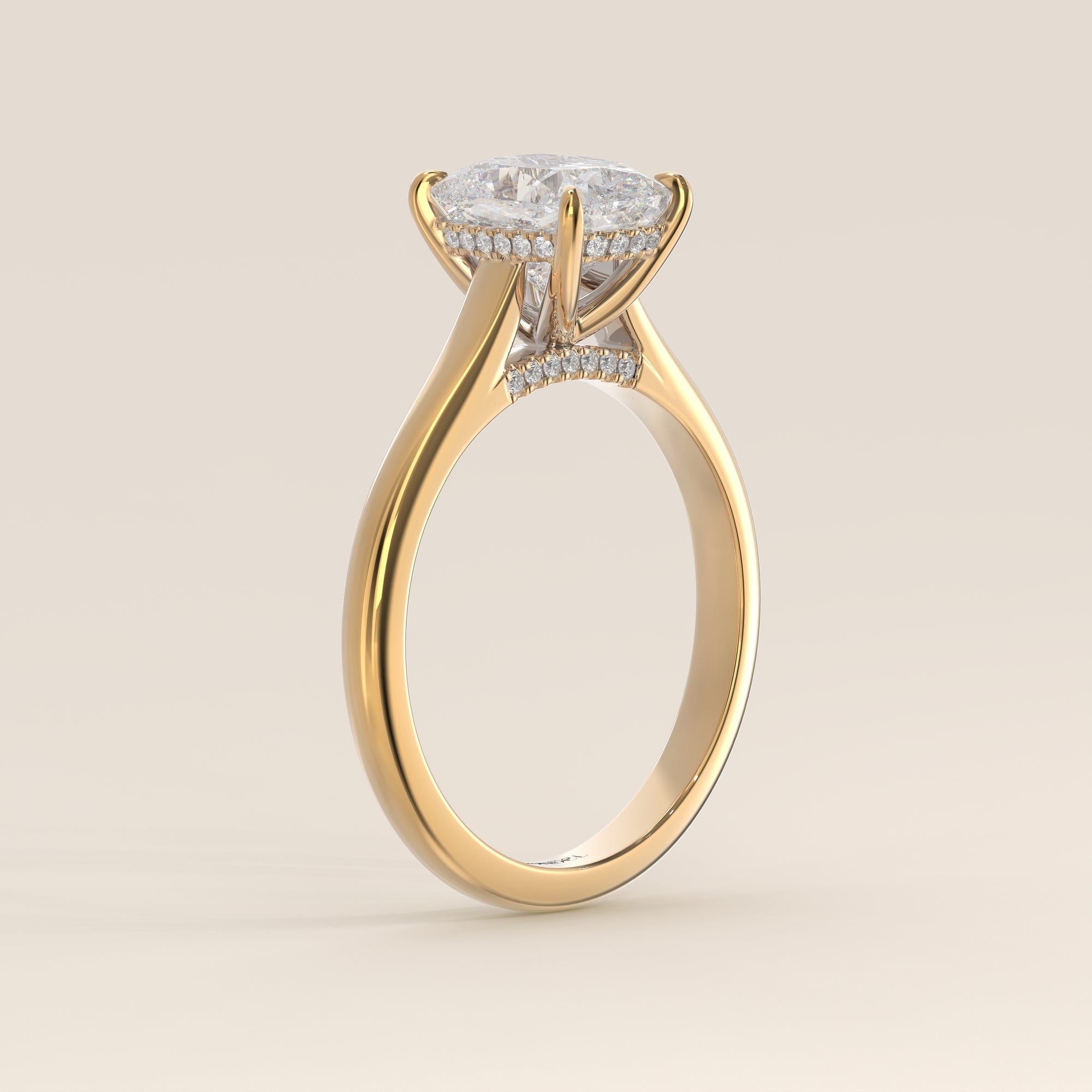 Verlovingsring elongated cushion lab grown diamant met cathedral setting, hidden halo en diamond bridge, geelgoud