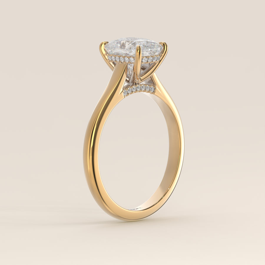Verlovingsring elongated cushion lab grown diamant met cathedral setting, hidden halo en diamond bridge, geelgoud