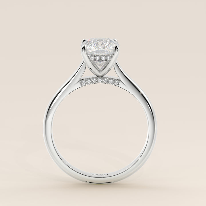 Verlovingsring elongated cushion lab grown diamant met cathedral setting, hidden halo en diamond bridge, witgoud