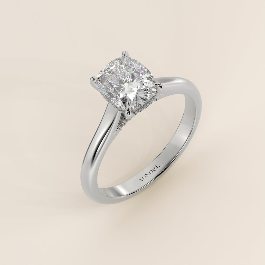 Verlovingsring elongated cushion lab grown diamant met cathedral setting, hidden halo en diamond bridge, witgoud