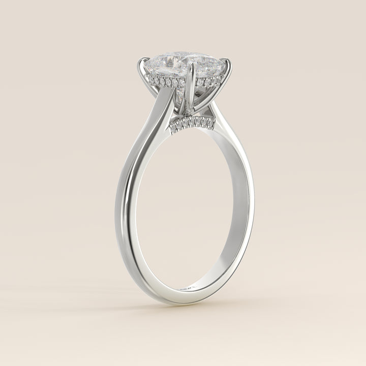 Verlovingsring elongated cushion lab grown diamant met cathedral setting, hidden halo en diamond bridge, witgoud