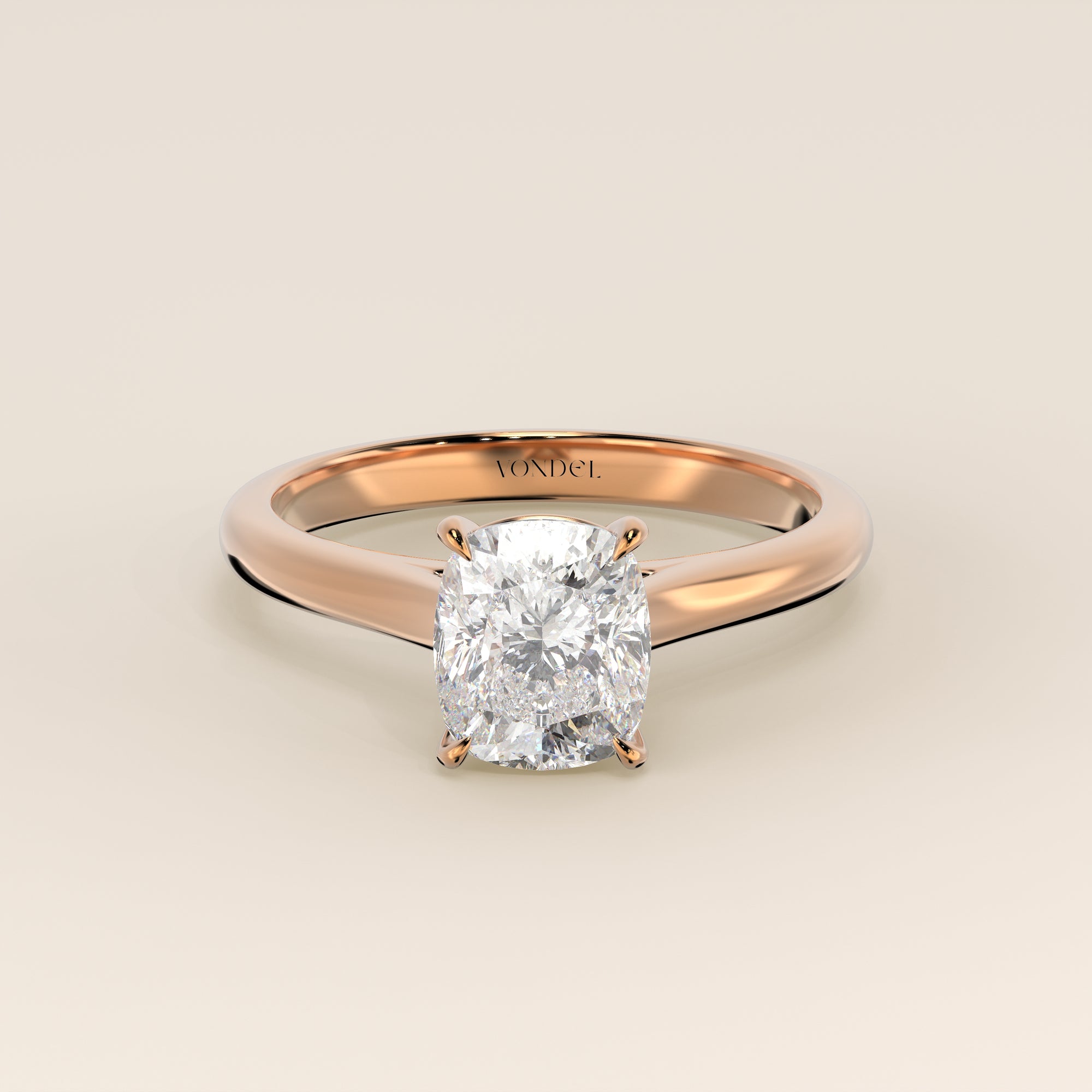 Verlobungsring mit länglichem, kissenförmigem, im Labor gezüchtetem Diamanten in Kathedralenfassung, Roségold