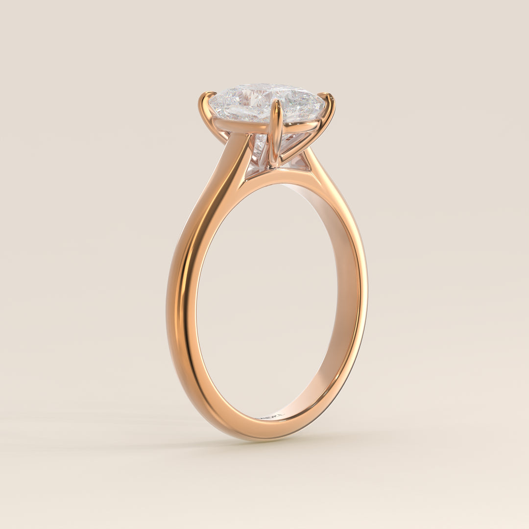 Verlobungsring mit länglichem, kissenförmigem, im Labor gezüchtetem Diamanten in Kathedralenfassung, Roségold