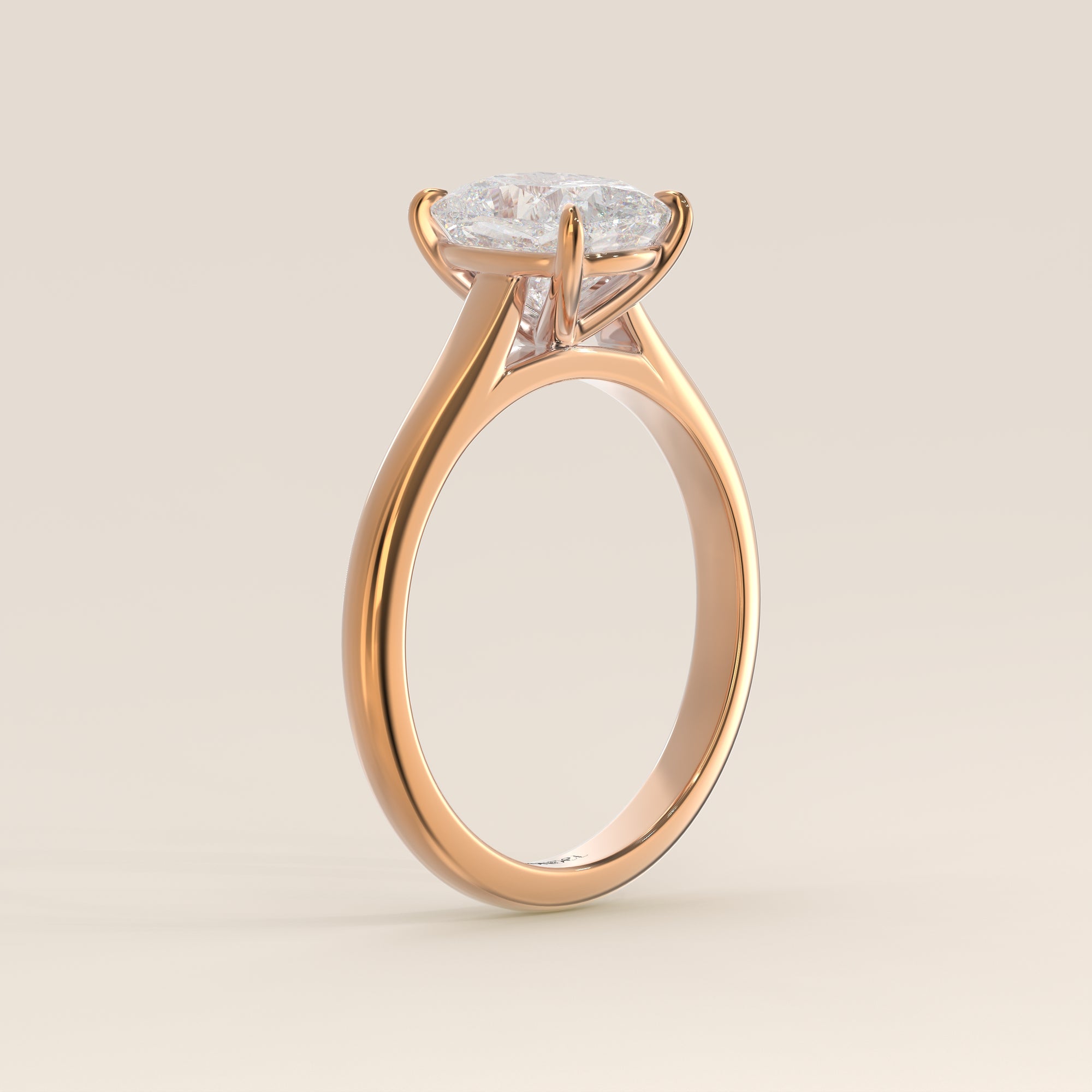 Verlobungsring mit länglichem, kissenförmigem, im Labor gezüchtetem Diamanten in Kathedralenfassung, Roségold