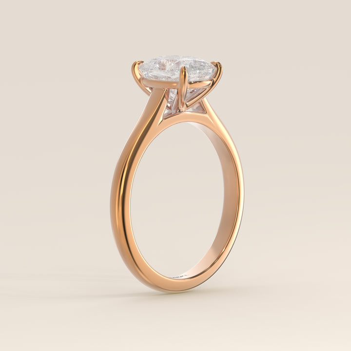 Verlobungsring mit länglichem, kissenförmigem, im Labor gezüchtetem Diamanten in Kathedralenfassung, Roségold