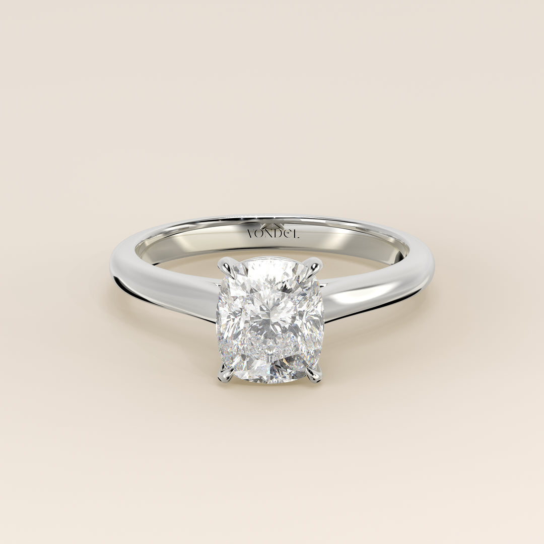 Verlobungsring mit länglichem, kissenförmigem, im Labor gezüchtetem Diamanten in Kathedralenfassung, Weißgold
