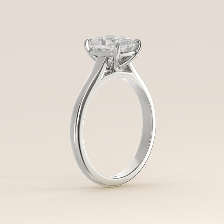 Verlobungsring mit länglichem, kissenförmigem, im Labor gezüchtetem Diamanten in Kathedralenfassung, Weißgold