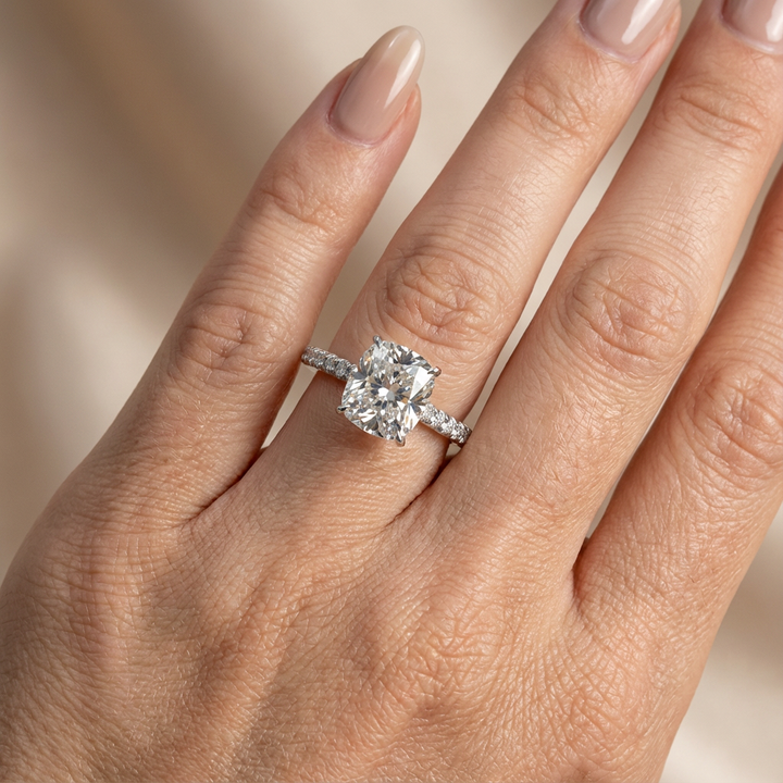 Verlovingsring elongated cushion lab grown diamant met cathedral zetting, pave band en hidden halo, witgoud