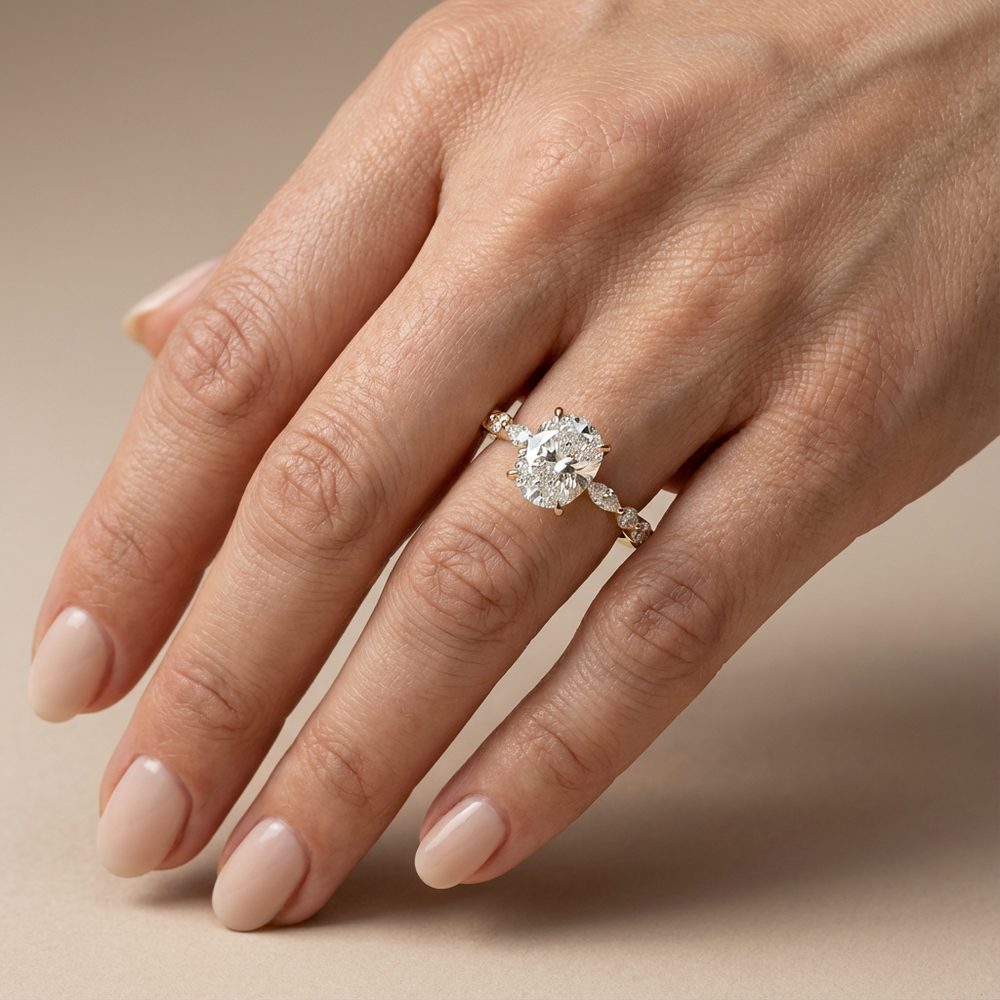 Verlovingsring elongated cushion lab grown diamant met marquise- en ronde diamantband, geelgoud