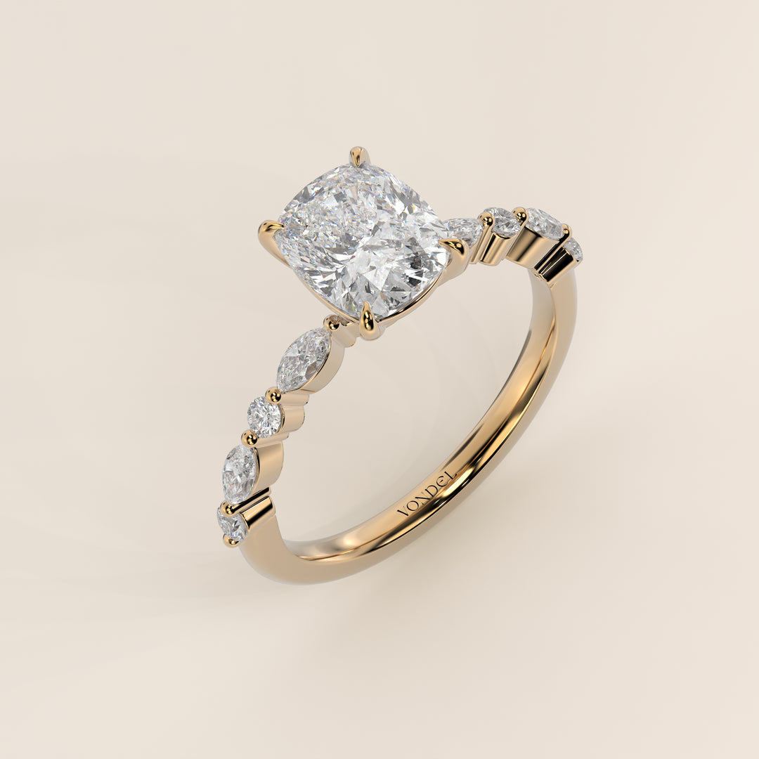 Verlovingsring elongated cushion lab grown diamant met marquise- en ronde diamantband, geelgoud