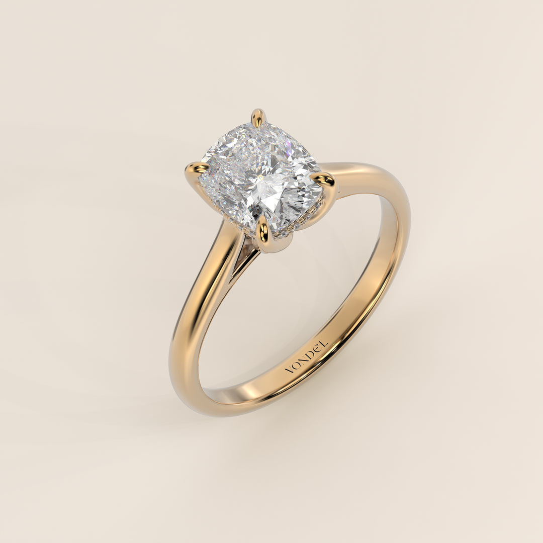 Verlovingsring elongated cushion lab grown diamant met petal prongs en hidden halo, geelgoud