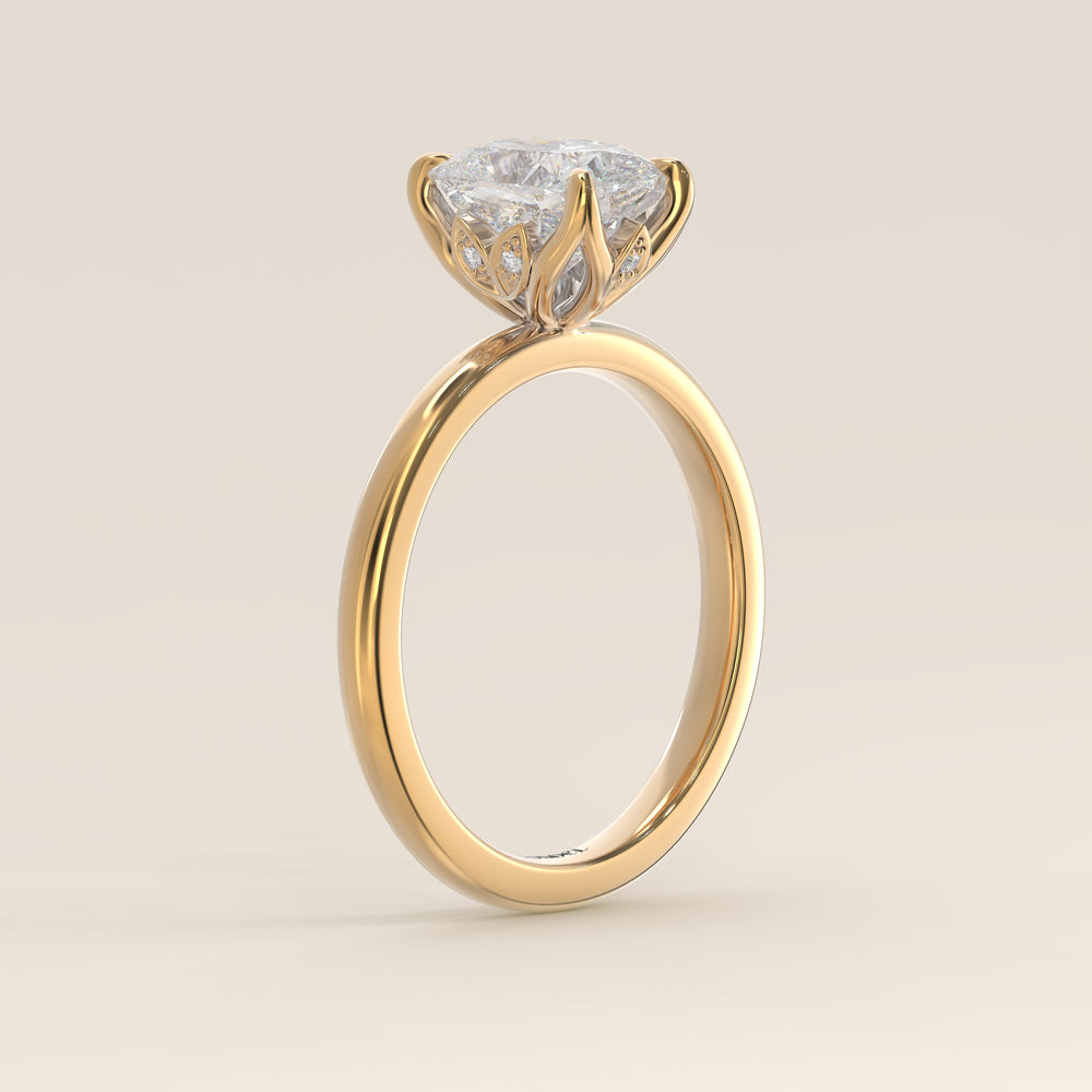 Verlovingsring elongated cushion lab grown diamant met petal prongs, geelgoud