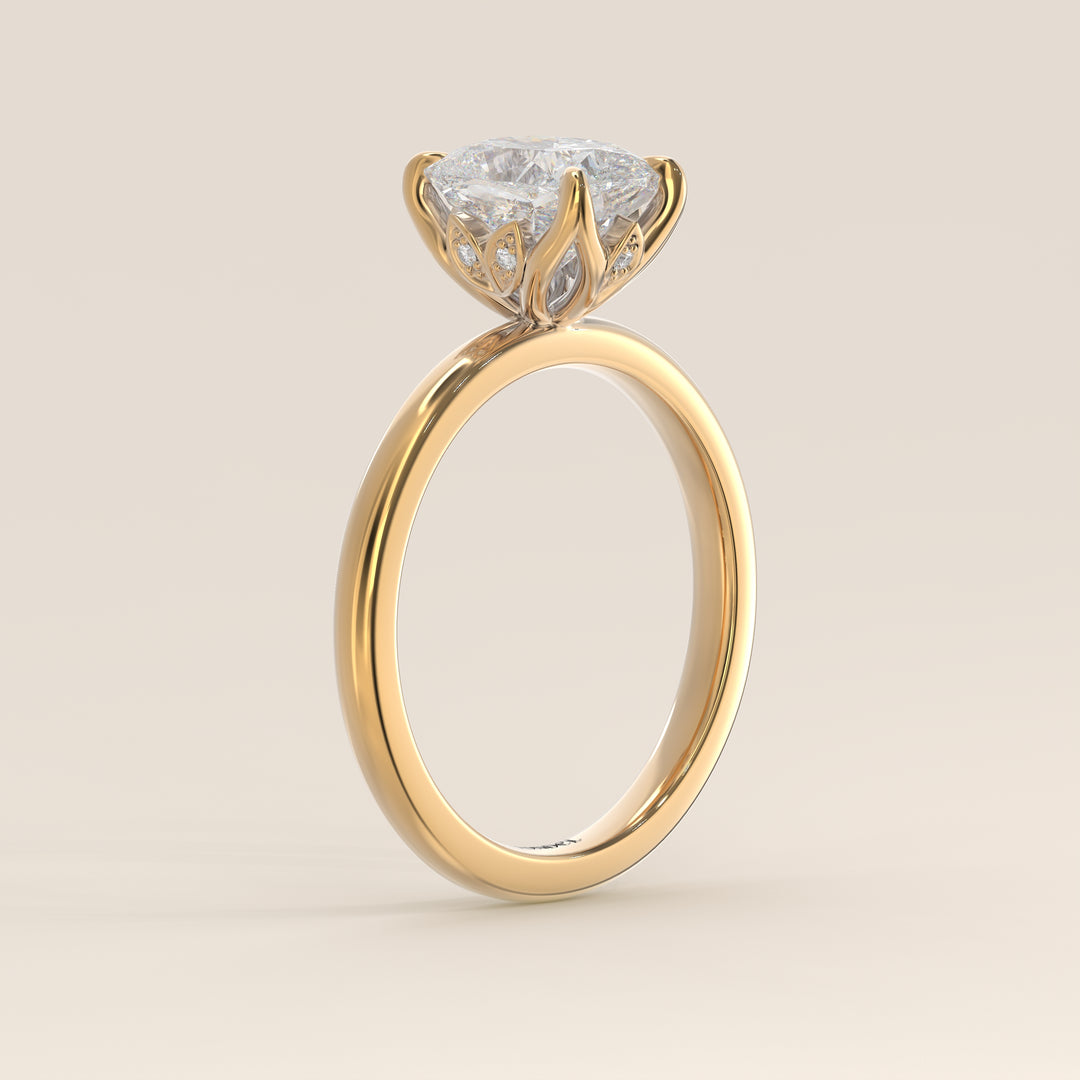 Verlovingsring elongated cushion lab grown diamant met petal prongs, geelgoud