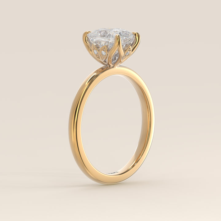 Verlovingsring elongated cushion lab grown diamant met petal prongs, geelgoud