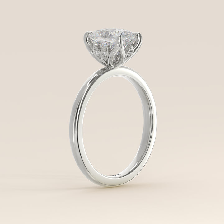 Verlovingsring elongated cushion lab grown diamant met petal prongs, witgoud