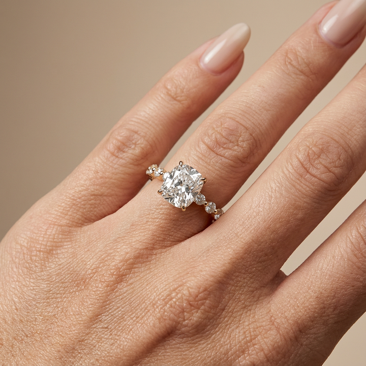 Verlovingsring elongated cushion lab grown diamant met ronde diamanten band, geelgoud