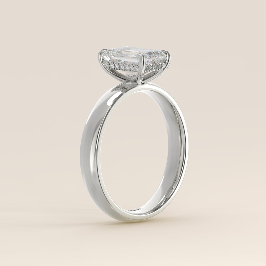 Verlovingsring emerald lab grown diamant met brede band en hidden halo, witgoud