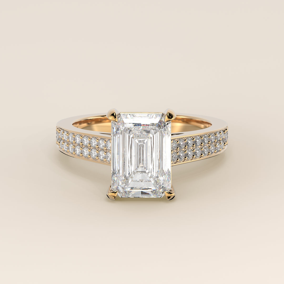 Bague de fiançailles en or jaune, sertie d'un diamant de laboratoire couleur émeraude, avec un large pavage, une monture cathédrale et un halo discret.