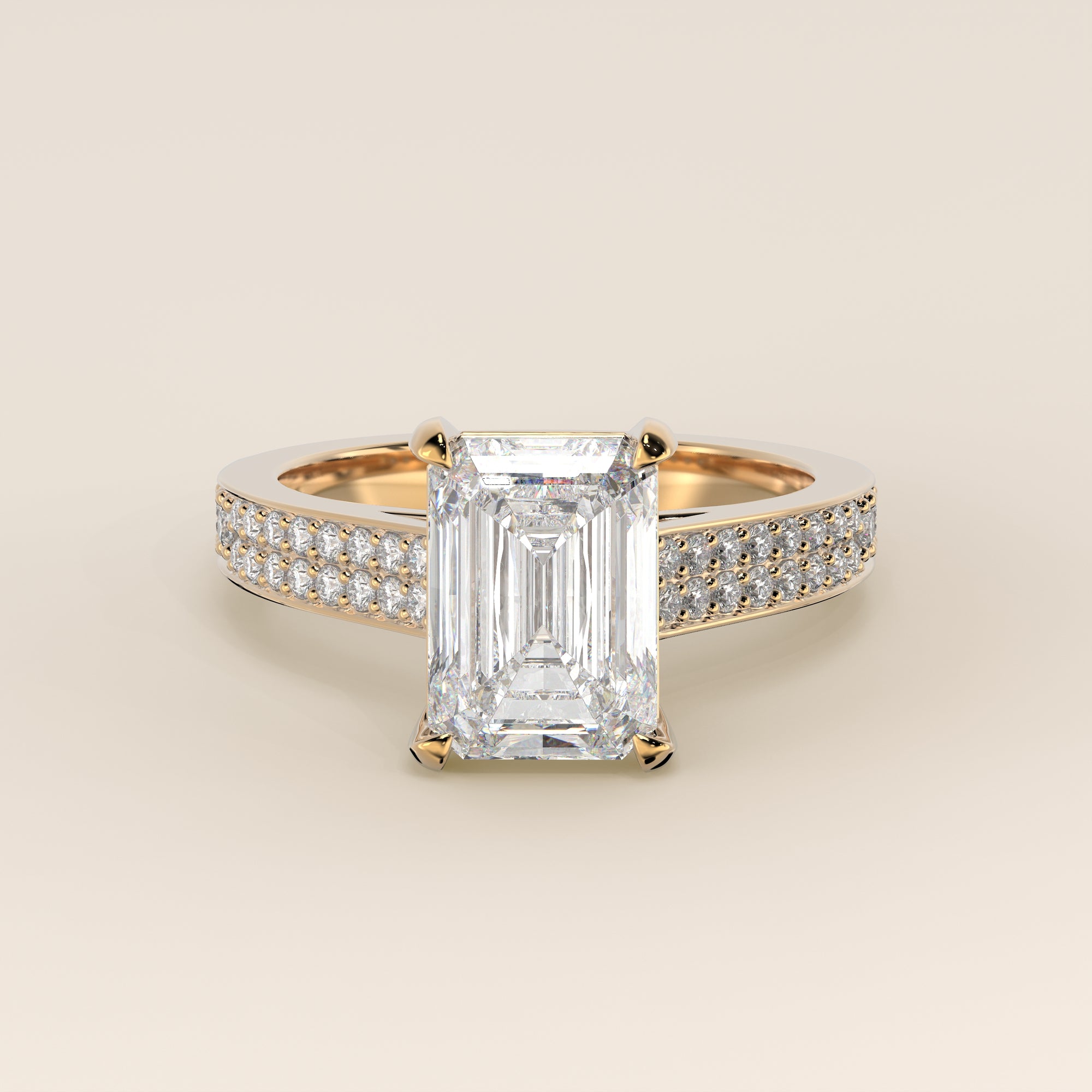 Bague de fiançailles en or jaune, sertie d'un diamant de laboratoire couleur émeraude, avec un large pavage, une monture cathédrale et un halo discret.