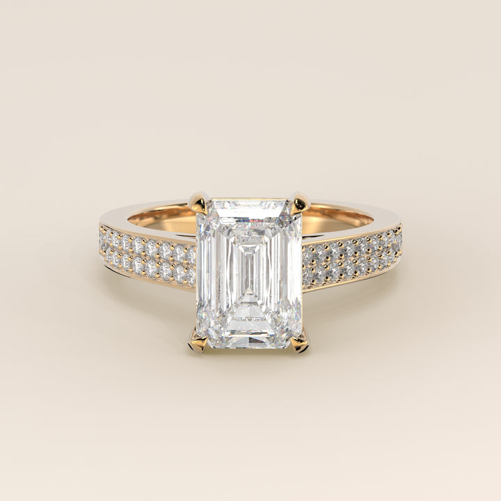Bague de fiançailles en or jaune, sertie d'un diamant de laboratoire couleur émeraude, avec un large pavage, une monture cathédrale et un halo discret.